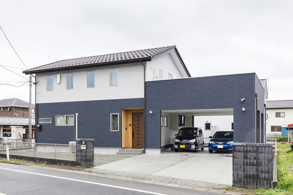 亘理町・Ｓさん宅／屋根付きガレージのある家